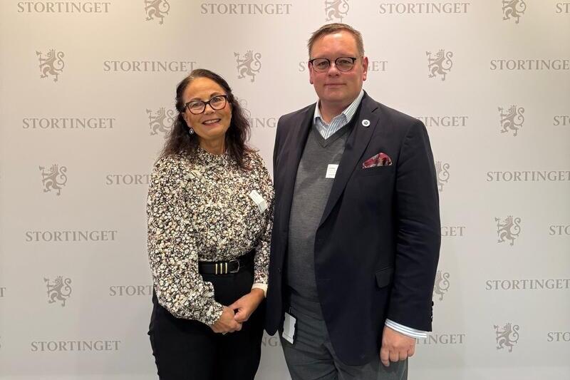 Ann Karin Swang og Kai Øivind Brenden står ved siden av hverandre og ser inn i kameraet.