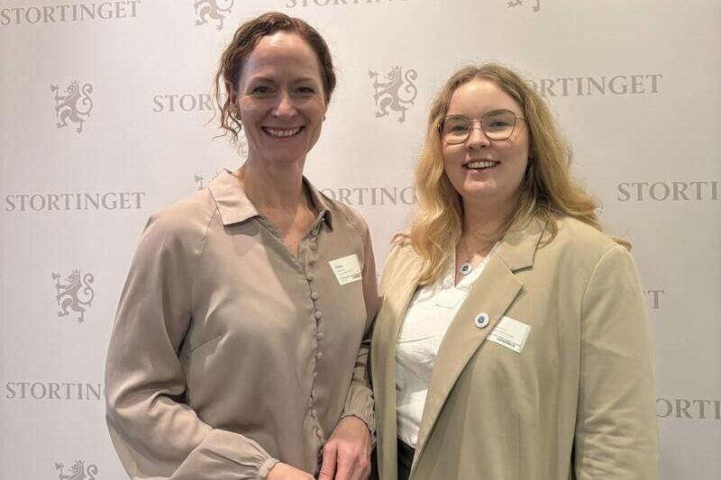Gro Lillebø og Henriette Karlsen Brenna står ved siden av hverandre og smiler til kamera.