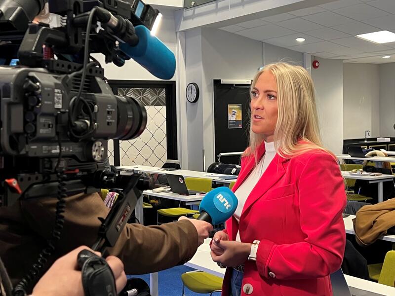 Lill Sverresdatter Larsen intervjues av NRK.