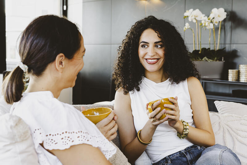 2 damer drikker kaffe