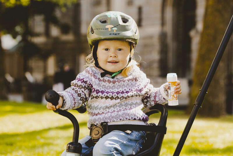 barn med sykkelhjelm