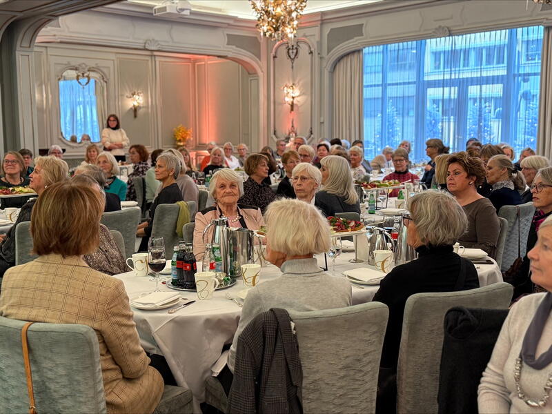 Pensjonister samlet til hedersnålutdeling