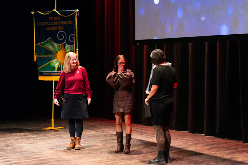 Trude Hellmann Holte mottar prisen som Årets sykepleierleder 2025