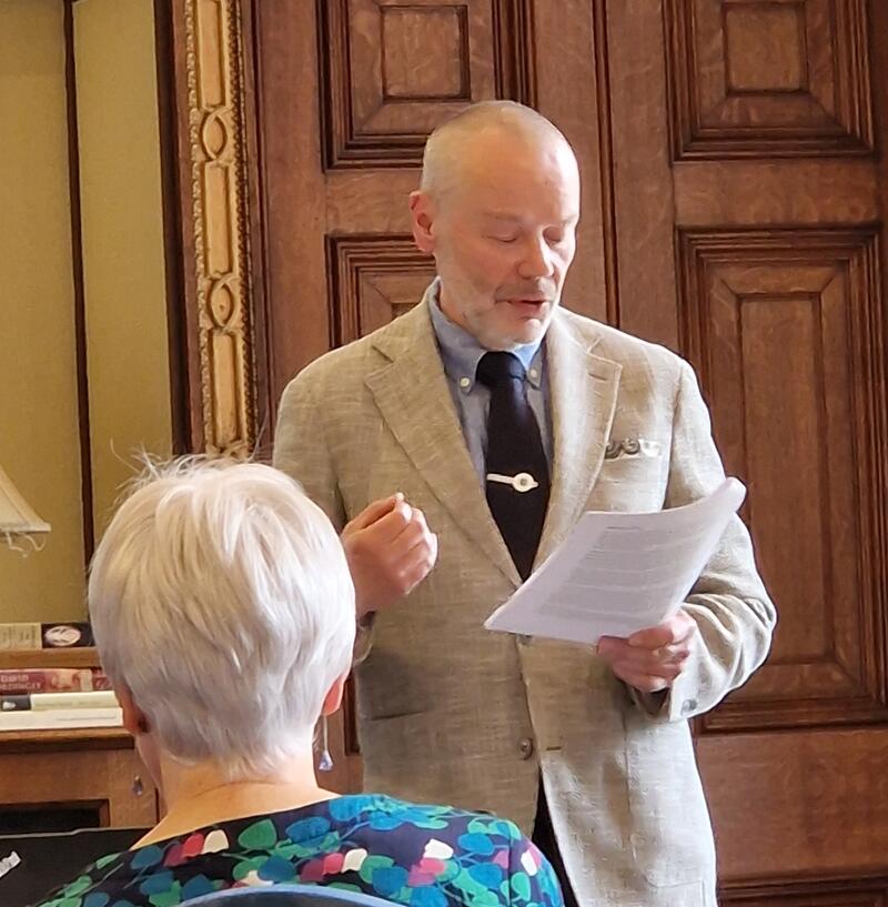 Mann som leser en tekst