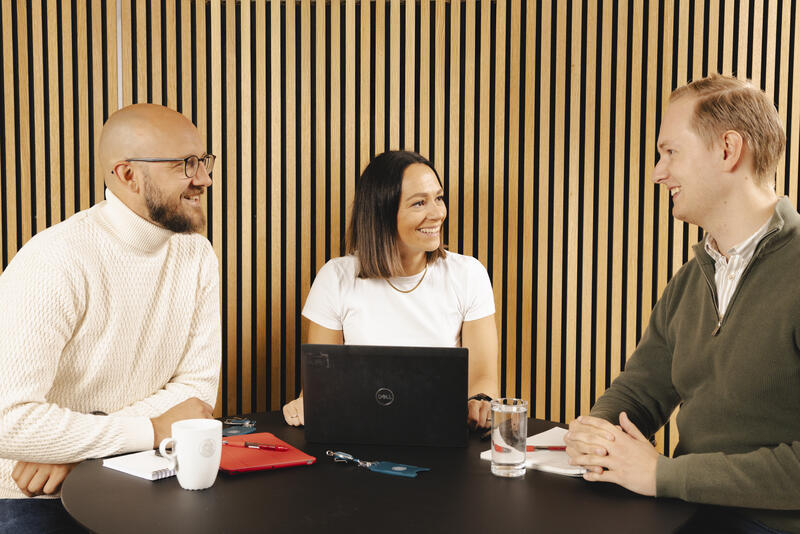 3 personer v et bord møte