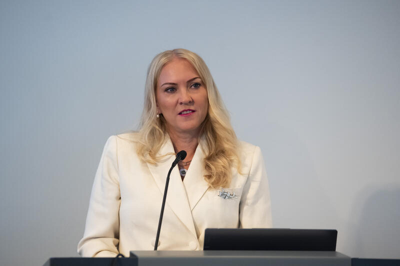 Bilde av Lill Sverresdatter Larsen på talerstol.