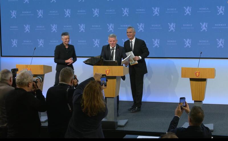 Kommunekommisjonens leder med kommunalministeren og finansministeren