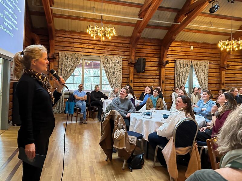 Fylkesleder Tiril Bringsrud Svensen på medlemsmøte i Øvre Romerike