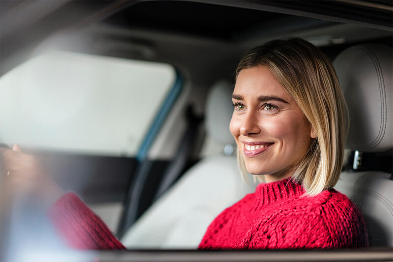 Avis dame i rød genser