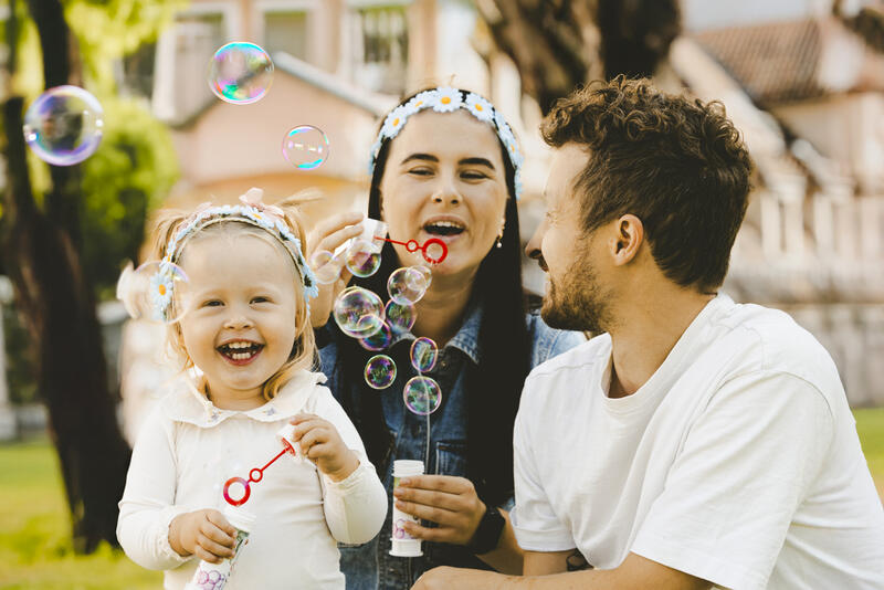 fam blåser såpebobler
