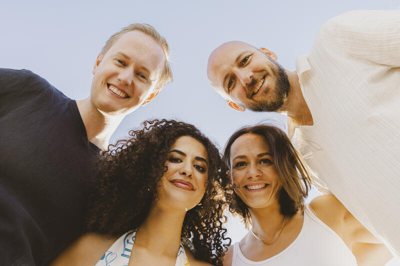 nærbilde 4 glade personer