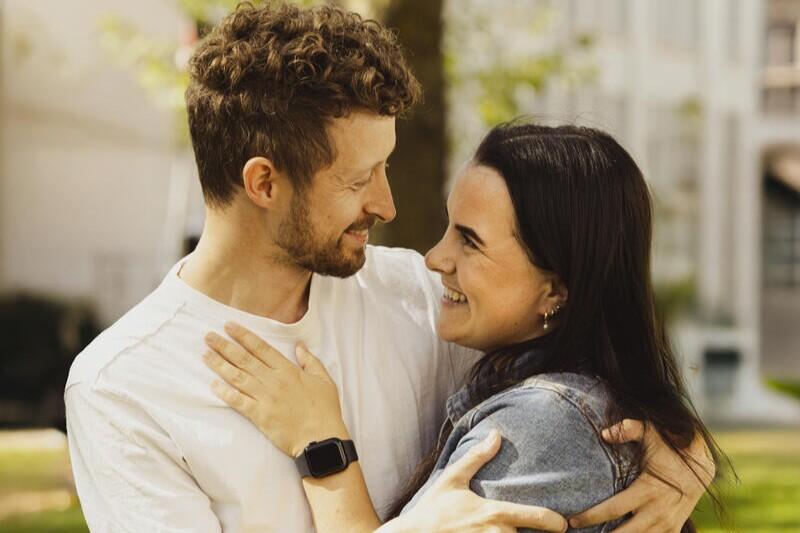 En mann og en kvinne holder rundt hverandre og ser hverandre inn i øynene.