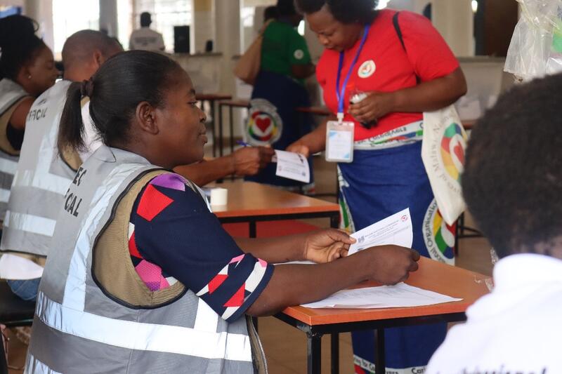 På bildet rettleiar valmedarbeidarane medlemmene før dei skal stemme. Foto: Esther Nyirongo/NONM 2022