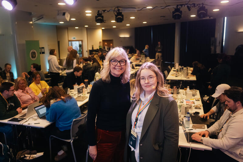 NSF Student hadde nylig årsmøte. Leder Henriette Karlsen Brenna med Eileen Fugelsnes er statssekretær for forsknings- og høyere utdanningsministeren.