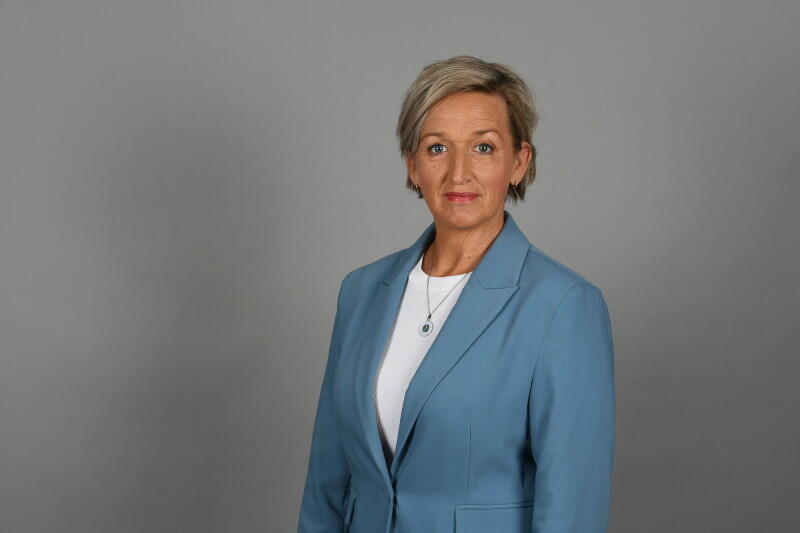 Portrettbilde av kvinne med kort hår.