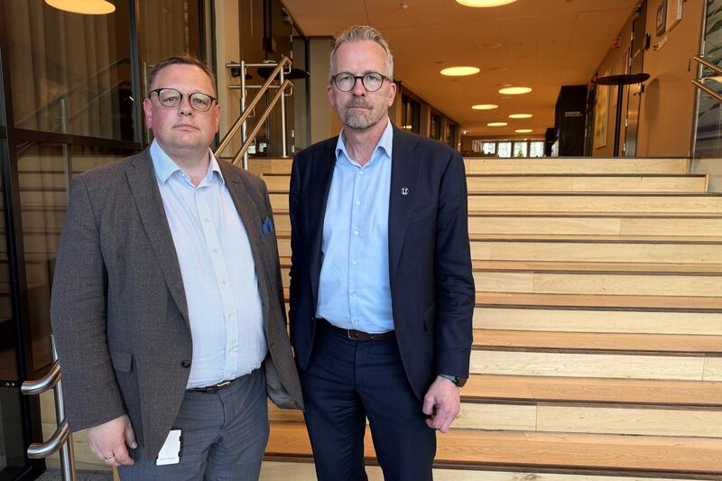 To alvorlige menn med briller og dress.