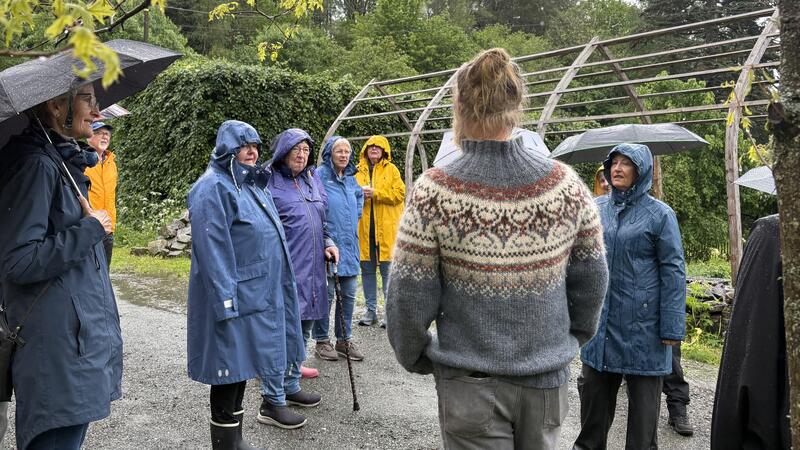 Jan Egil Alvsvåg på Rosengard informerer om gården