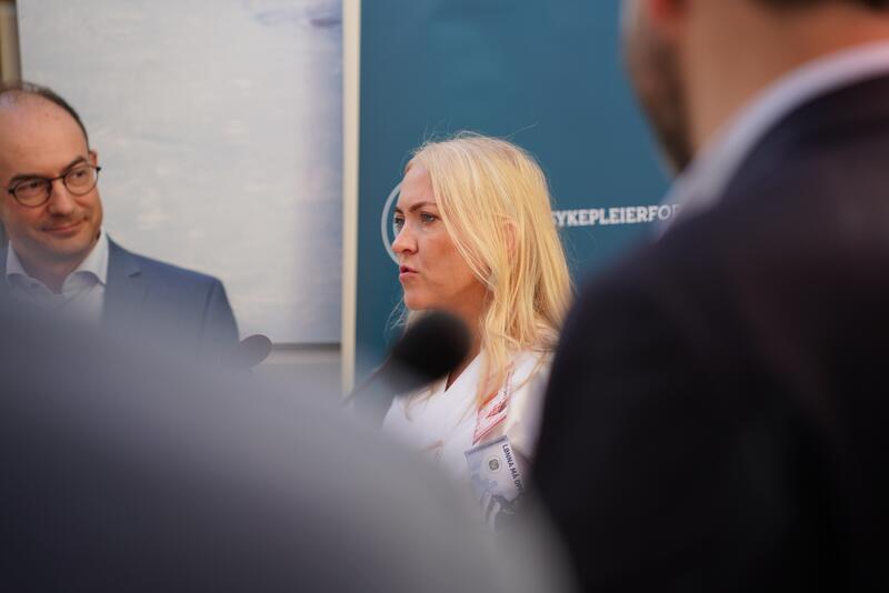 Lill Sverresdatter Larsen i pengeuniform under Arendalsuka 2026