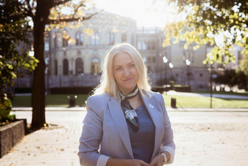 Oslo 20260928 – forbundsleder Lill Sverresdatter Larsen i høstsol foran Stortinget.