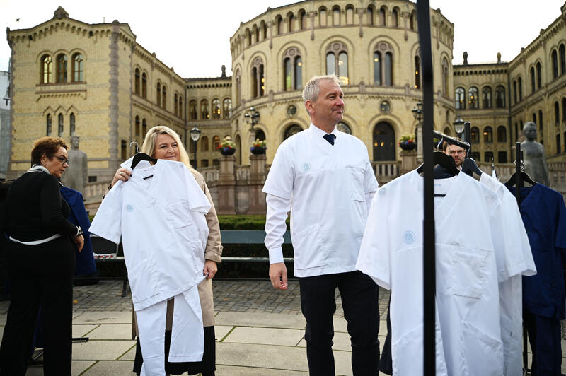 Alf Erik Andersen (FrP) med sykepleieruniform