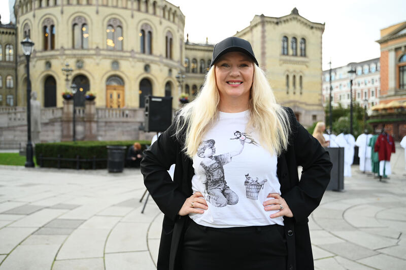 Cecilie Woll Johansen foran Stortinget