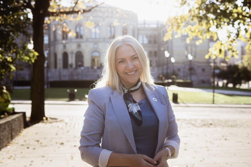 Lill Sverresdatter Larsen foran Stortinget