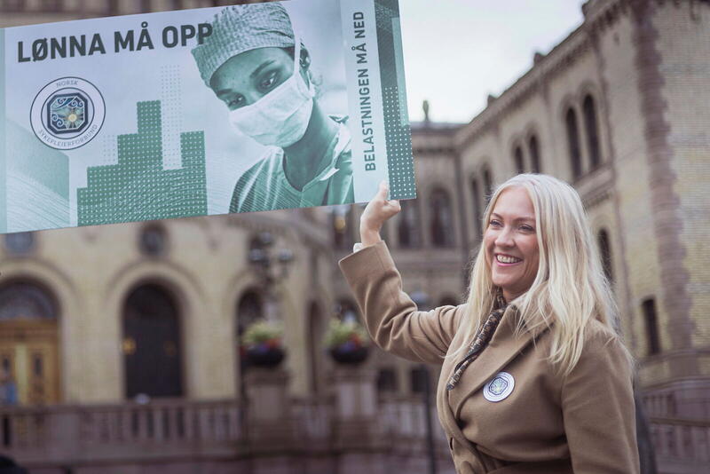 Lønna må opp. Fyll uniformene. Lill Sverresdatter Larsen.