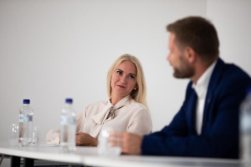Lill Sverresdatter Larsen og Bent Høie i debatt