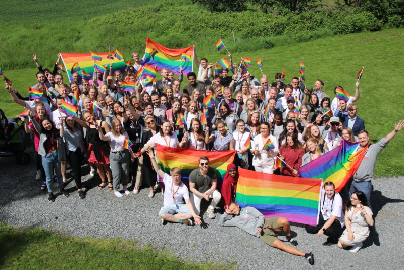 Gruppebilde av deltagerne med Pride-flagg