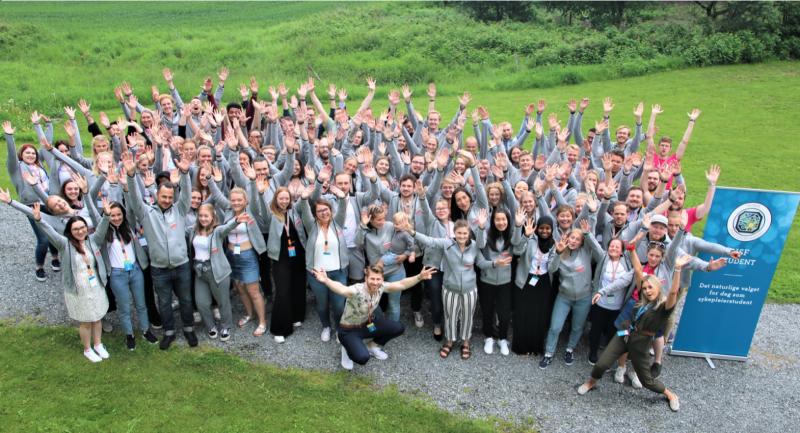 50 Sykepleierstudenter som vinker