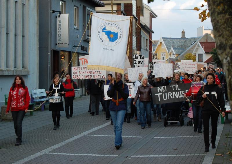 Bilde av demonstrasjonstog mot hyppigere helgearbeid i Karmøy 2007