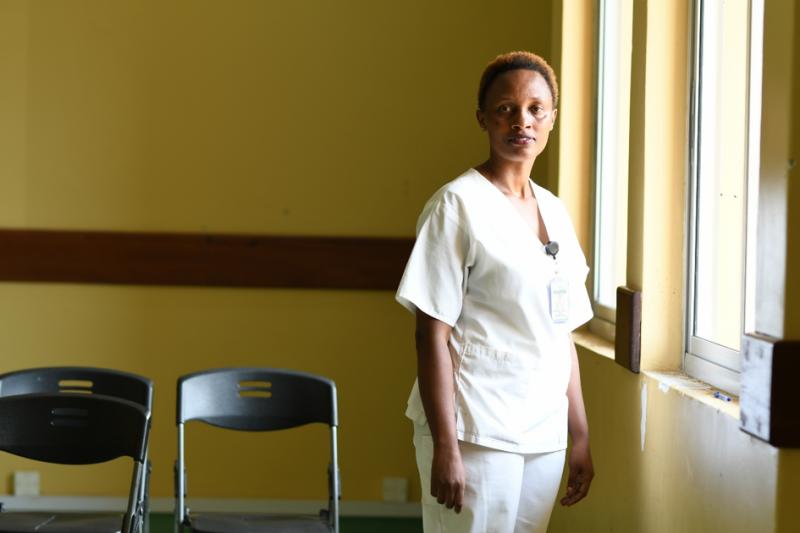 Sykepleier ved sykehus i Rwanda. Foto: NSF