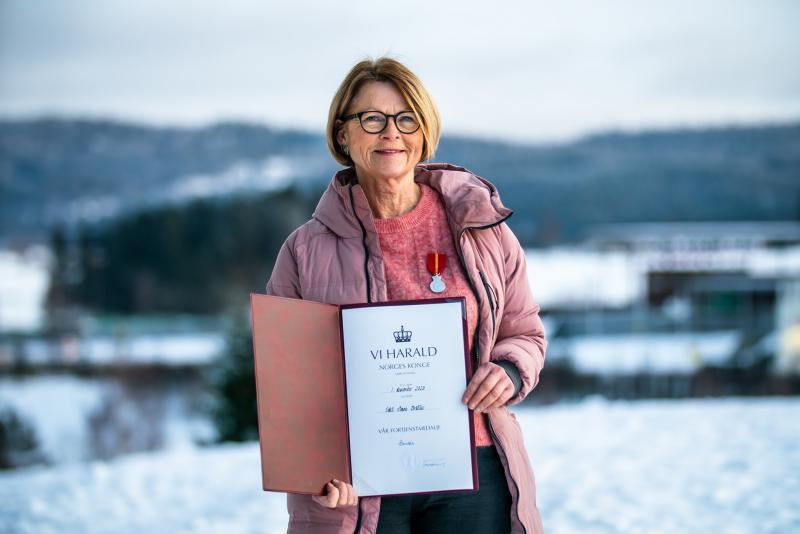 Edel Marie Bratlie med fortjenestmedaljen fra Hans Majestet Kongen