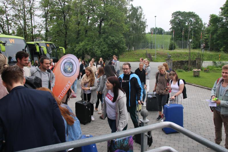 Delegatene ankommer møtet i buss