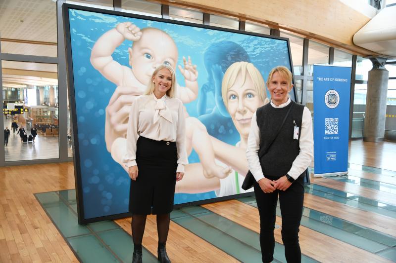 Lill Sverresdatter Larsen og Sidsel Nyland foran portrettet av sistnevnte