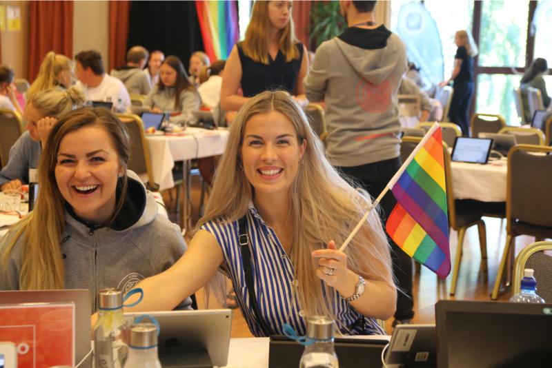Deltagere på møtet med Pride-flagg