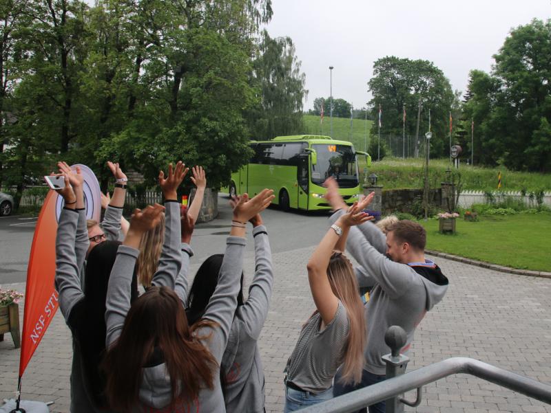 Delegatene ankommer møtet i buss