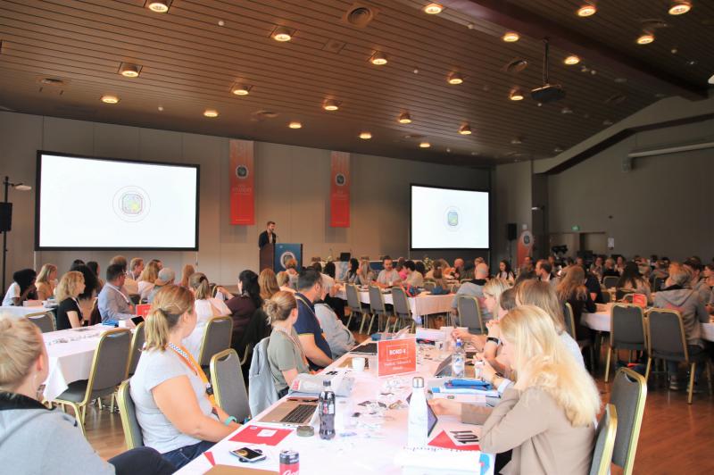 Sebastian Dahl åpner årsmøtet foran en fullsatt sal av sykepleierstudenter