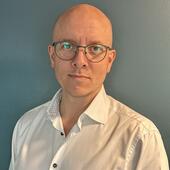 Portrettbilde av mann med briller