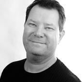 Portrettbilde i svart-hvitt av mann